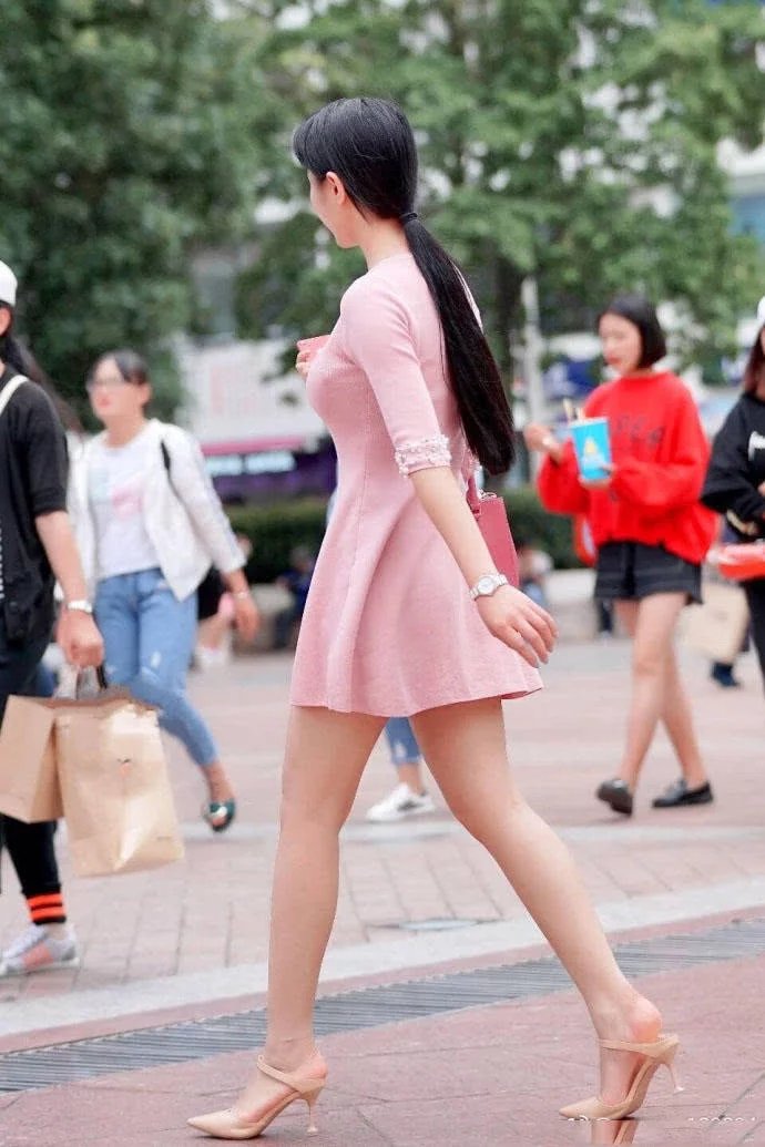 街拍：能撑起衣服的身材，穿什么都性感迷人