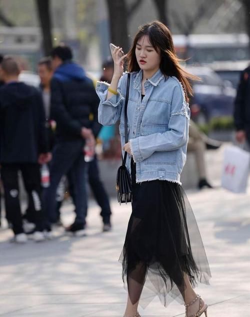 「选择」街拍:美女格纹的高腰短裤搭配一双尖头的高跟鞋,真的很显腿长