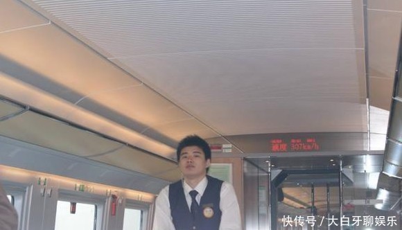  关系：火车上总能遇到推销员，他们身穿工作服，和火车站是什么