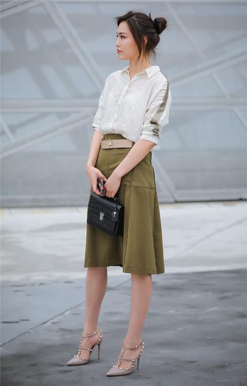 街拍：吸引人的不只有美女的身材与颜值,还有淡定优雅气质