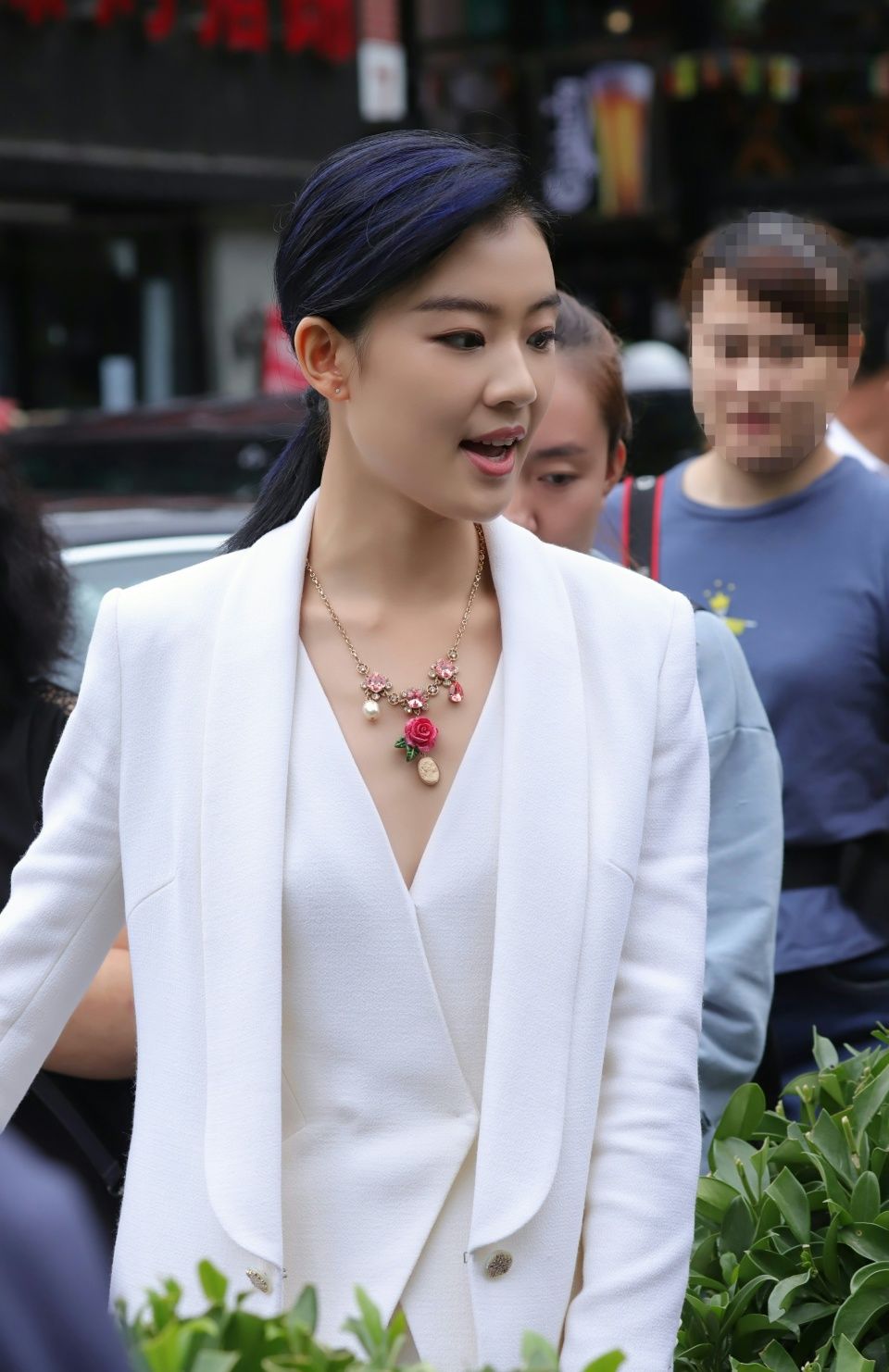 街拍:今天去三里屯办事,路过美女最多的地段时都不想走了