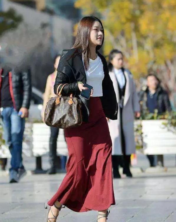  「气质」街拍：艳冶柔媚的小美女，白色短袖配卡其色半身裙，时尚气质