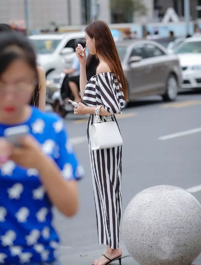 街拍:两位颜值高身材好的小姐姐，你喜欢哪位?