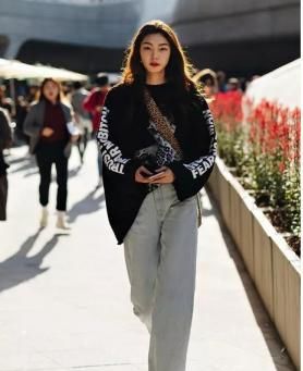  满满：冠军女孩刘诗雯获奖后走机场，粉色小熊卫衣搭运动裤，少女心满满