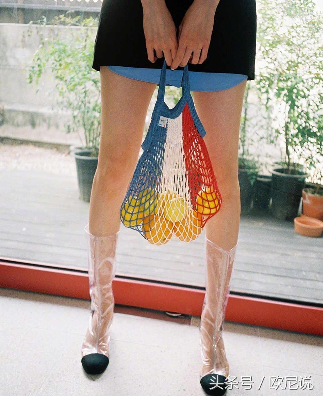 林允儿时尚照7张有3张是腿，网友:真羡慕凭腿就能出镜的人!