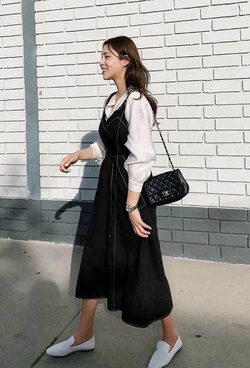  『平底鞋』扔掉高跟鞋吧，“平底鞋＋裙子”才是今春王炸穿搭
