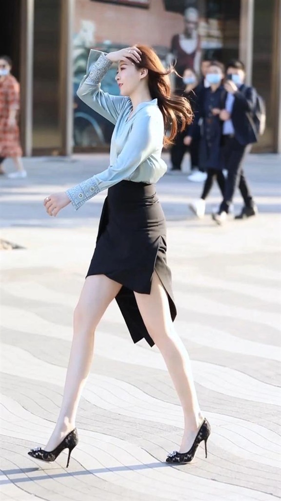  #选择#不规则拼接裙装如何选择? 这么穿搭, 知性美丽
