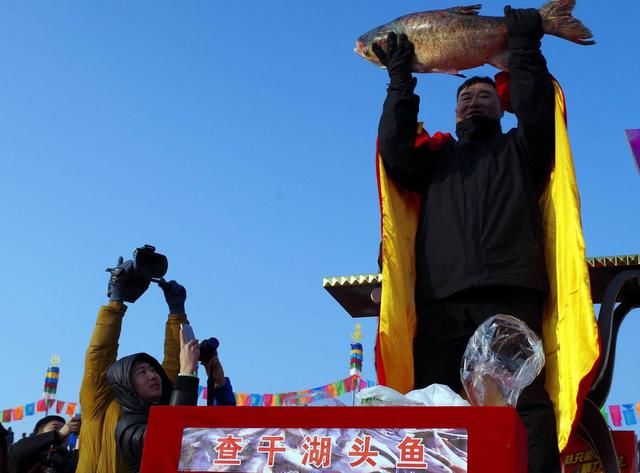 爱吃鱼的小伙伴看这里！东北人民的鱼上桌了！查干湖冬捕正式开始
