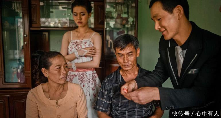 中国小伙拜访缅甸岳父，看到妻子的农村生活才明白她为何要嫁中国