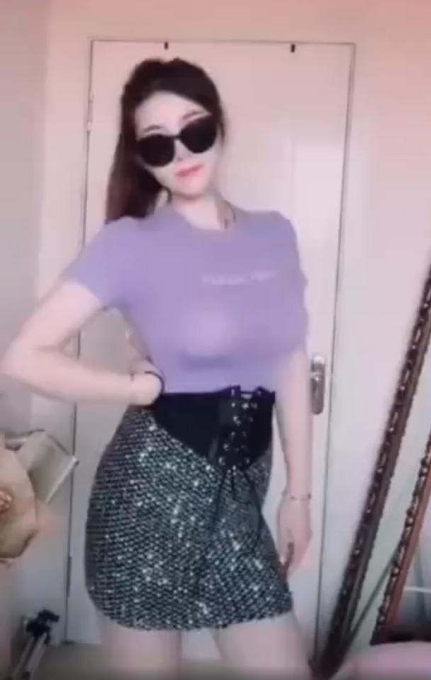 肉色丝袜与包臀裙混搭,居家女人这样穿美吗?