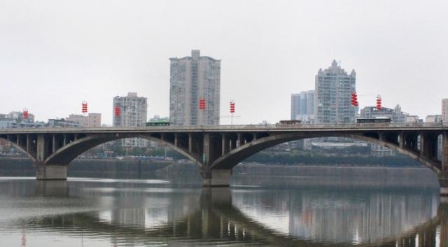 40年洪水加8级地震，专家预测这座桥不安全，760斤炸药响后尴尬了