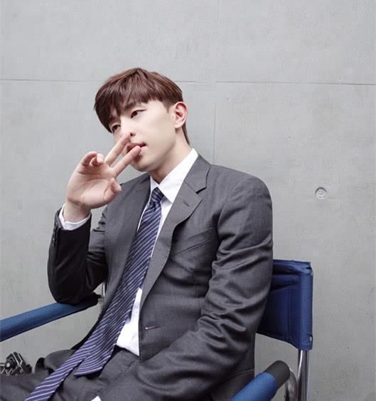 邓伦来了，样子超时髦，和剧中的他可不太一样！