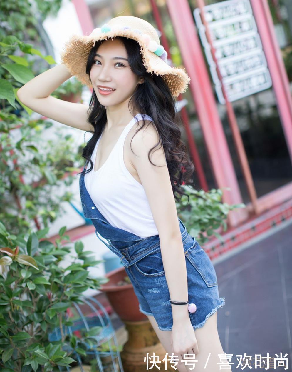 街拍时尚妹子演绎最美街头搭配, 牛仔紧身短裤凸显撩人白皙美腿