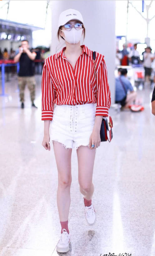 江疏影只是穿了条牛仔短裤，撩力十足迷翻人，“腿精”不是白叫的