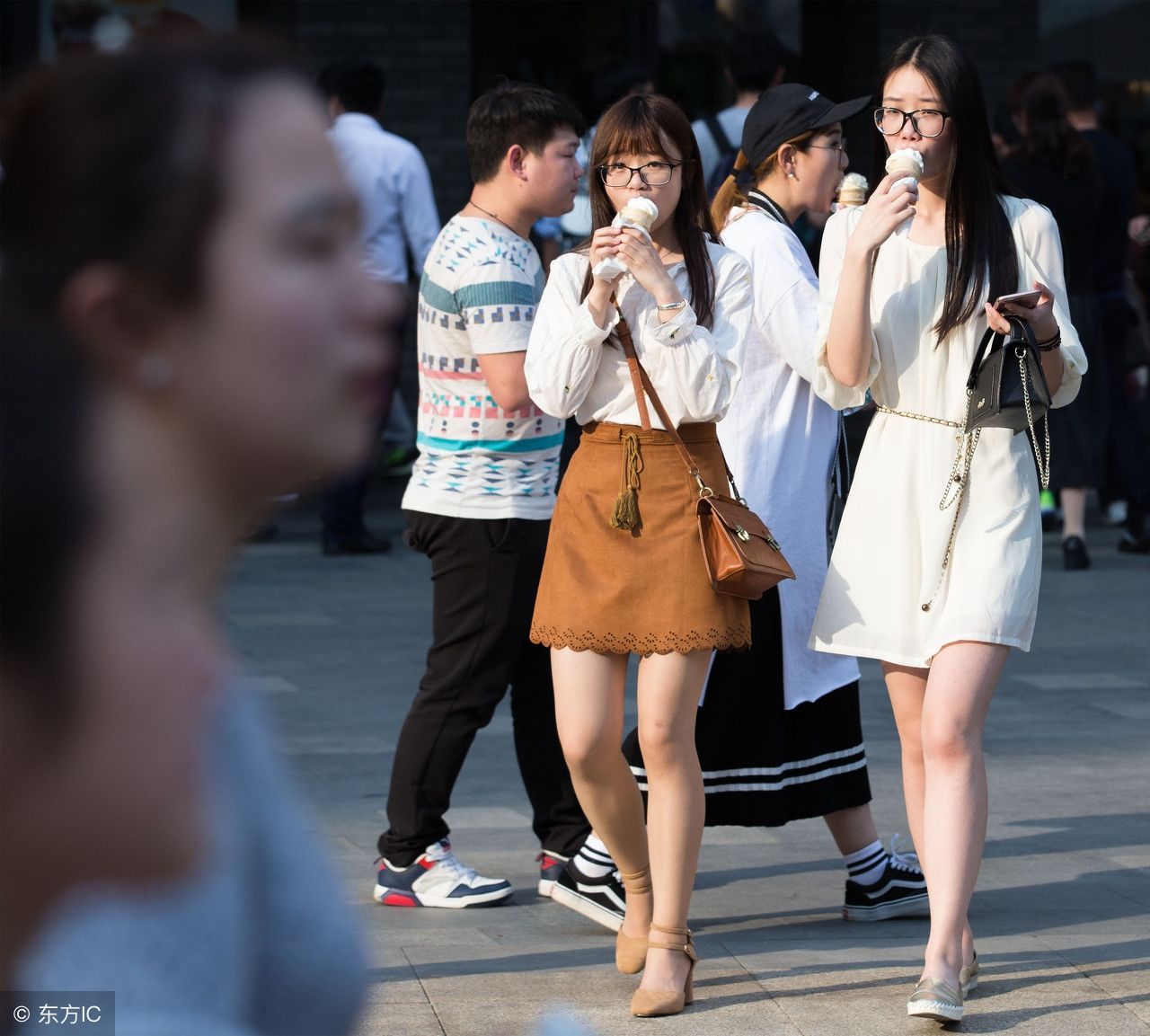 炎热的夏天也挡不住爱美的姑娘，敢穿短裙都是身材高挑的漂亮美女