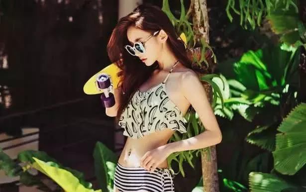 知性优雅的时尚泳衣美女，很有韵味，让人百看不厌