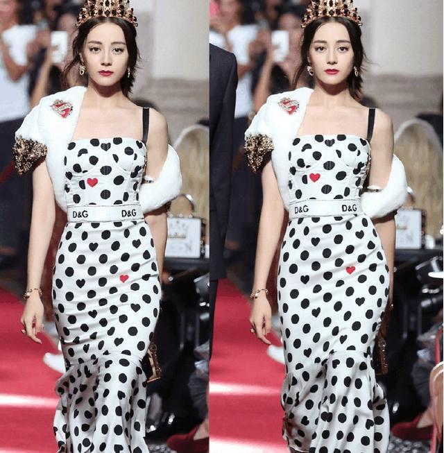 36岁张韶涵撞衫26岁热巴,差距有点大,一个像少女一个似女王