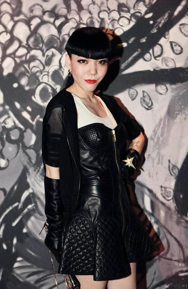 吴莫愁咋啦！穿的衣服哪都没遮住还浑然不知网友：这尺寸太尴尬了