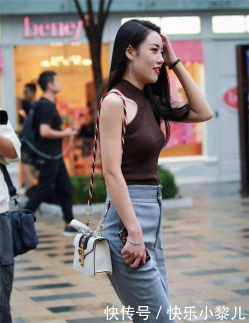 # 气质#走路自带气质,散发性感的韵味,街拍:美若天仙的小姐姐