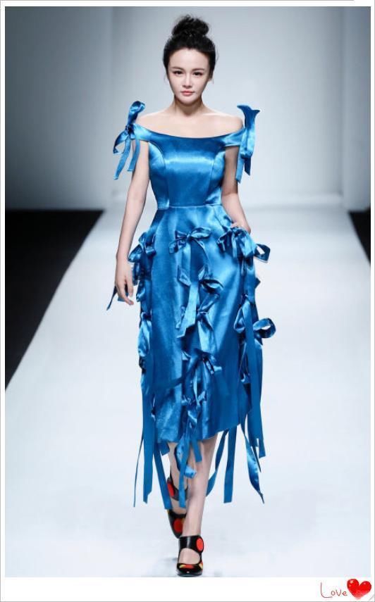 冉莹颖太敢了，包裙划条长缝就穿上身，网友：真怕一不小心撑裂了