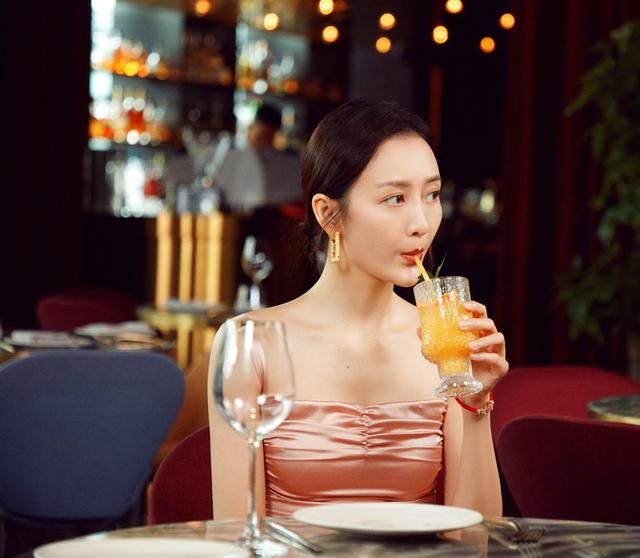 相差十岁穿同一条吊带裙，迪丽热巴甜美清新，王鸥御姐范十足！