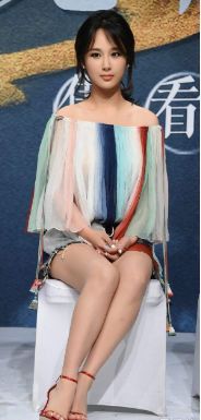 没有张韶涵的筷子腿，就别穿超短裤，杨紫这腿简直不忍直视！