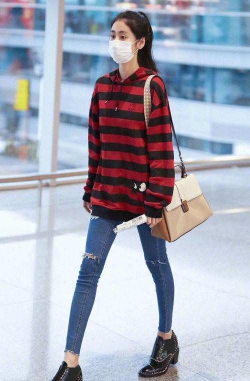 张碧晨一身简约风亮相，被一双“竹竿腿”意外抢镜，这太瘦了吧！