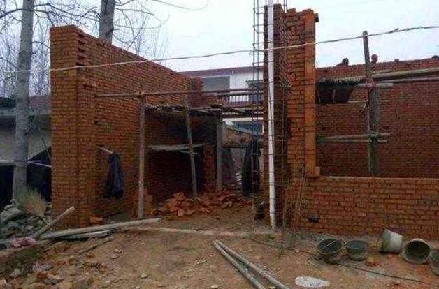 为什么现在农村禁止使用红砖建房子？老农说了三点原因