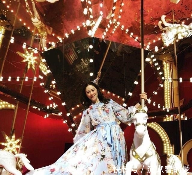 身穿■琦琦身材高挑不愧是超模,身穿黑色套装干练潇洒,大长腿抢眼抢镜...