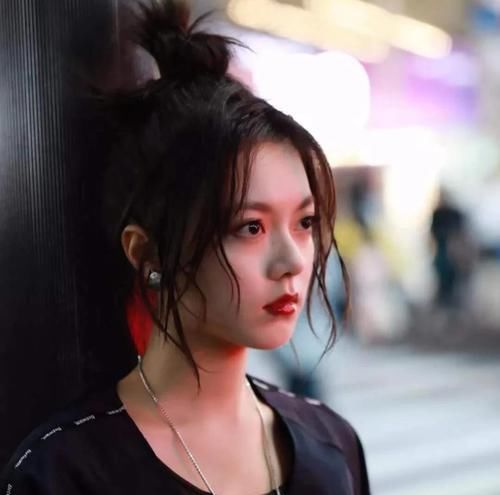  『清爽』女人别总是披头散发了，今年春天流行这4种扎发，减龄清爽显气质