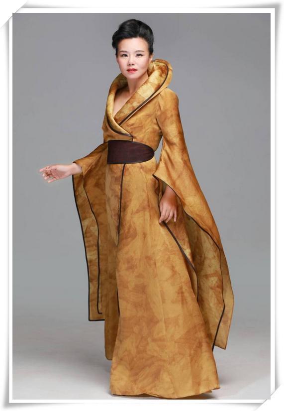 龚琳娜素颜现身，撞脸刘诗诗，网友：这才是42岁最美的样子！