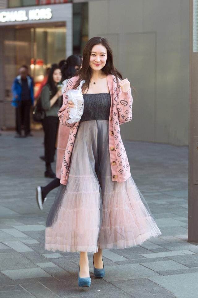 街拍：简单大方的小姐姐，让整个夏季充满浪漫和甜美！