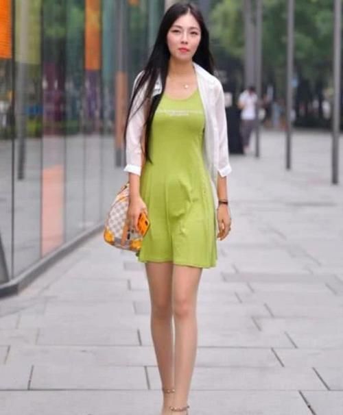  时尚：潮范儿女神来了，街拍：环肥燕瘦的美女，一件格子衬衫配牛仔短裤，青春活力气息