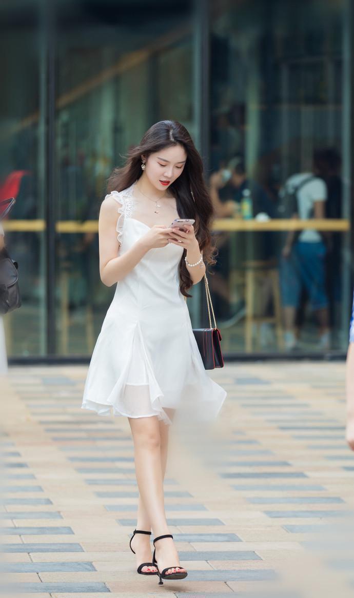 路人街拍，小姐姐身穿一身白色长裙，非常的唯美性感