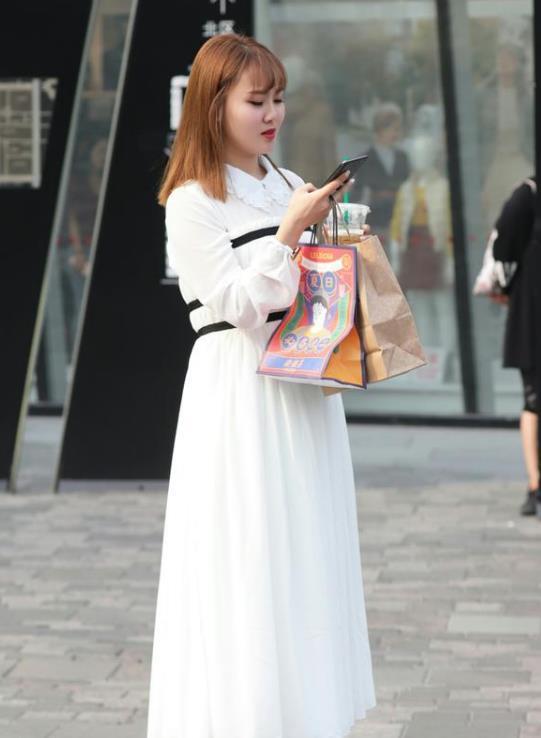 小美女:街拍:香娇玉嫩的小美女,身穿白色长裙,笑容甜美可爱
