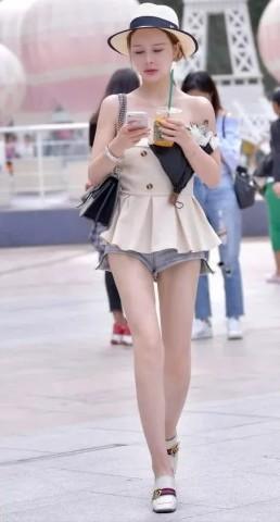 露肩小短裙搭配牛仔热裤，好看优雅又很有青春休闲的活力