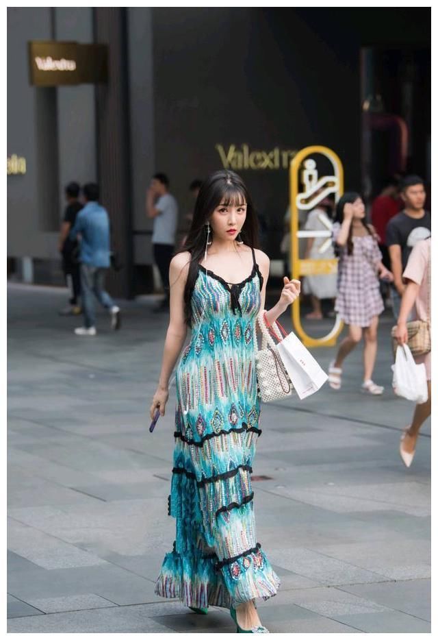 街拍：图1波西米亚风长裙，图2优雅大方，图3性感好身材！
