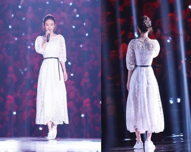 一直以为赵丽颖的腰已经够细了，直到看到张馨予，网友：是真的美