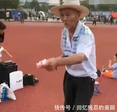 老人见女孩裤子破洞太多, 掏出100元让她买新的, 结果老人凌乱了