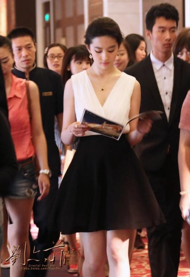 “神仙姐姐”回来了,刘亦菲瘦回颜值巅峰,一袭牛仔裙美出新天际