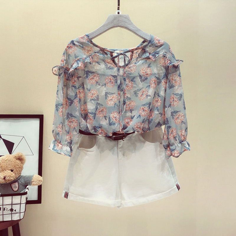 出去玩，穿裙子不方便!45岁婆婆穿这小衫，配萝卜裤，美过风景