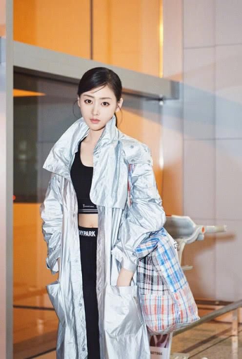 张天爱也要学别人秀“水蛇腰”？但这个红白蓝大麻袋该怎么解释？