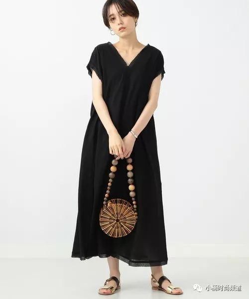 换季穿啥?一件黑色连身洋装让你完美搭出日系时尚