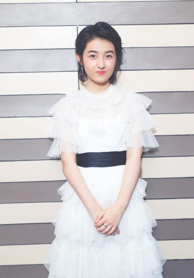 17岁张子枫终于穿对了一回！蛋糕裙亮丽俏皮，撞衫吴昕也毫不逊色