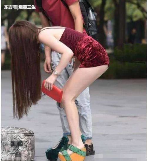 妹子，这裙子也太短了吧，还穿高跟鞋，这下崴脚了，内衣都出来了