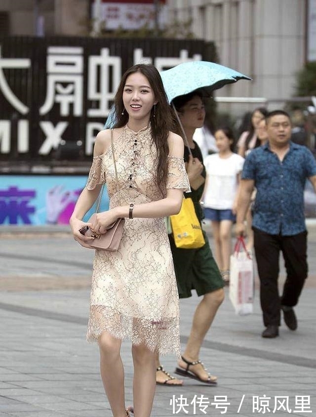  黄色：街拍：小姐姐搭配一双黄色高跟鞋，清凉感十足，充满了青春气息