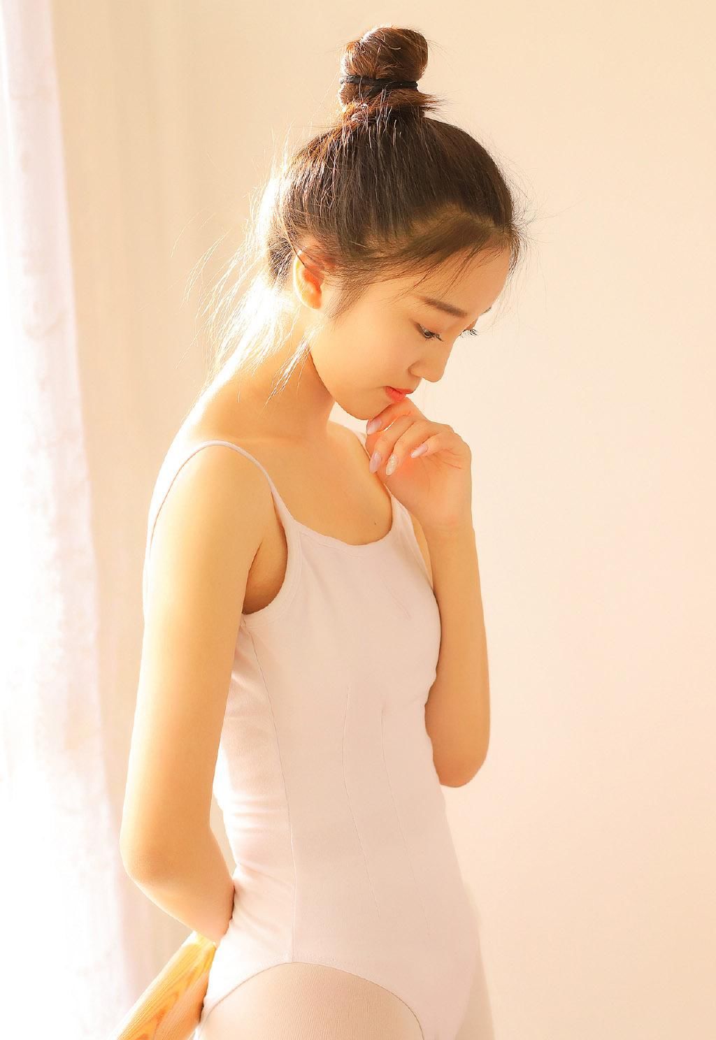 白丝美女吊带舞蹈服装性感图片