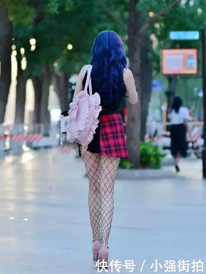 性感的渔网袜长腿小姐姐，一头紫色长发引路人围观，上衣图案更吓