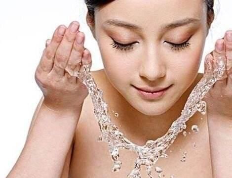  『早上』想要美白并不难，早上起床后坚持做三件事，就算不化妆也很白！