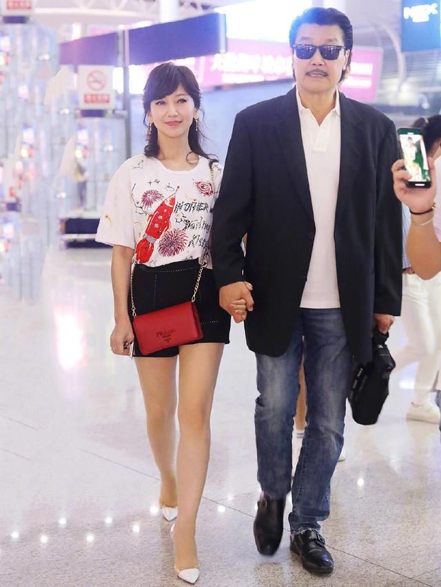 42岁马伊琍穿破洞裤，63岁赵雅芝穿涂鸦T恤，心态年轻就是大胆！